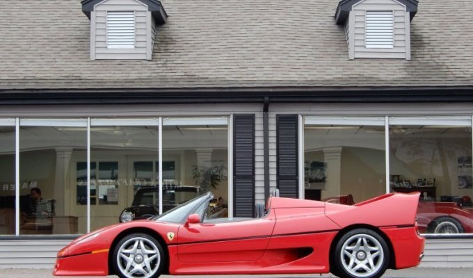 Ferrari F50 1995 года продают за 3 миллиона долларов (10 фото)