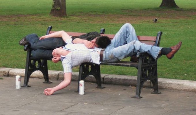 О влиянии алкоголя на комфортность парковых скамеек (11 фото)