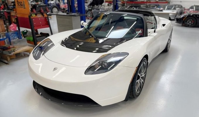 Новую Tesla Roadster 2010 года выставили на аукцион (29 фото)