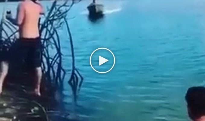 Хотел снять на видео, как его сбивает лодка