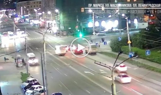 В Омске прохожие перевернули маршрутку, чтобы спасти пострадавших в ДТП