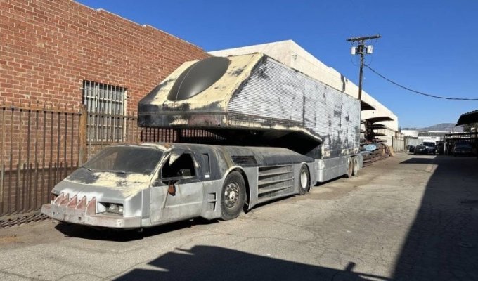 Причудливый грузовик Peterbilt из фантастического сериала выставлен на продажу (4 фото + 1 видео)