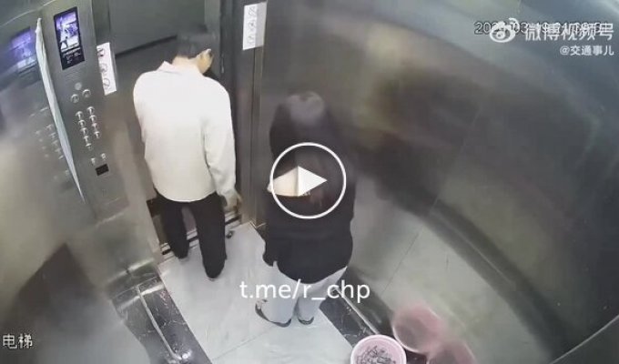 У девушки упал телефон в шахту лифта