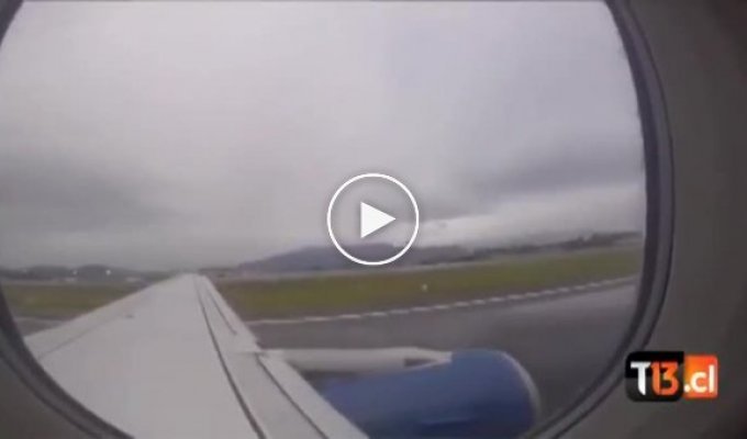 Самолет теряет деталь во время взлета