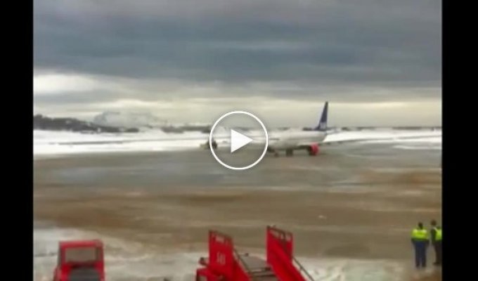 Пилот посадил самолет на замерзшее озеро