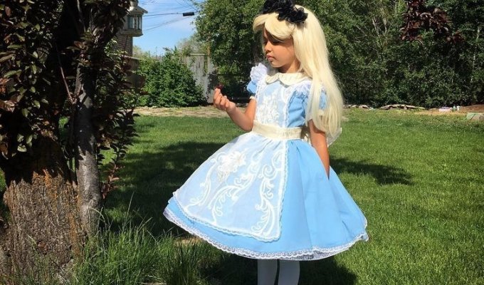 Папа-модельер шьёт для своих дочерей костюмы диснеевских принцесс, и они просто потрясающие (8 фото)