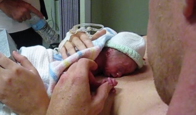 Малыш умер во время родов, маме дали подержать его на прощание, но произошло чудо! (6 фото)