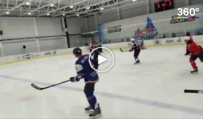 В Москве, во время матча, хоккеист скончался прямо на льду