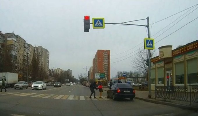 Второй день рождения пешеходов из Ростова-на-Дону: автомобиль пролетел на красный (2 фото + 1 видео)