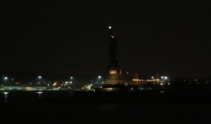 Статуя Свободы в Нью-Йорке лишилась подсветки (3 фото)