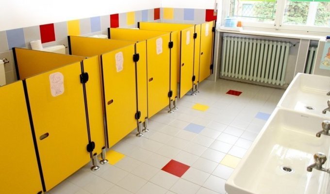 Руководство московской школы решило не пускать детей в туалет без справки (2 фото)