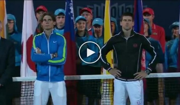 Уставшие теннисисты еле стоят на ногах во время оглашения победителя турнина