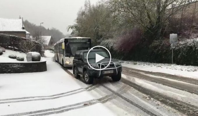 Ниссан затягивает автобус в горочку, во время снегопада в Бельгии