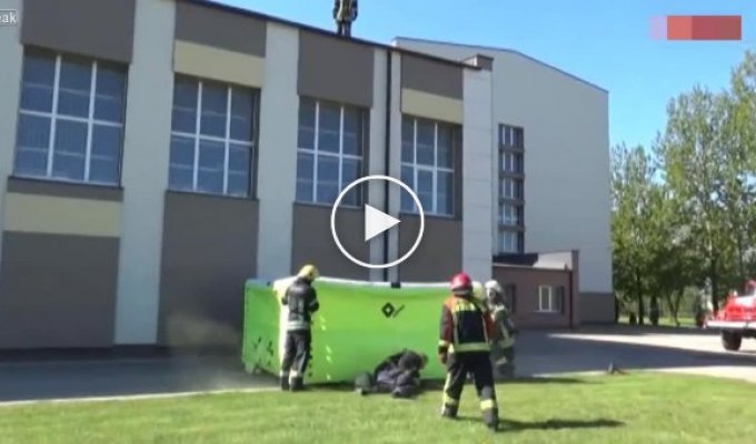 Литовские пожарные показали зрителям, как правильно прыгать на подушки безопасности