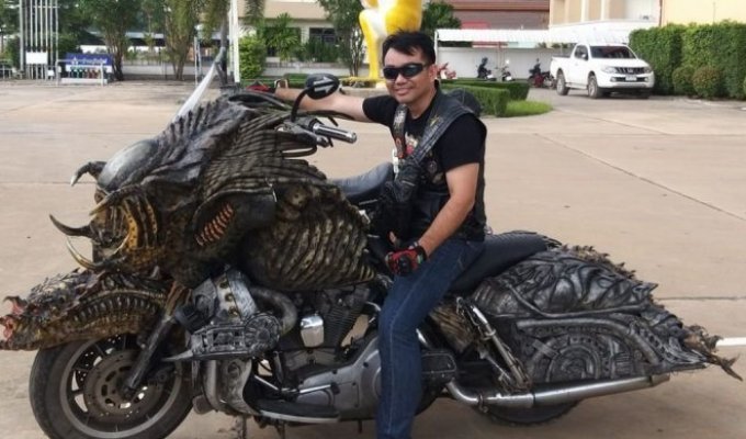 Это настоящий Хищник на мотоцикле и он живет в Таиланде (7 фото + 2 видео)