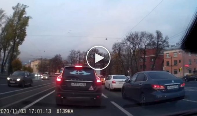 Авария в Санкт-Петербурге из-за невнимательности водителя (мат)