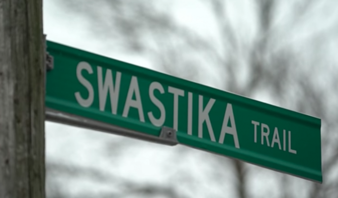 Население Свастики в США проголосовало за сохранение названия населённого пункта (11 фото)