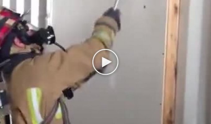 Как пожарные используют стену в качестве лестницы