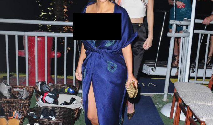 Ким Кардашьян вышла в свет в наряде от Ульяны Сергеенко с глубоким декольте (11 фото)
