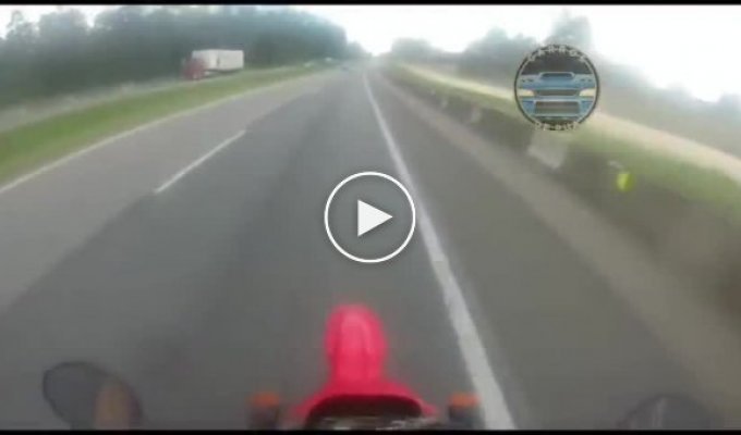 Интересная погоня у мотоциклиста получилась