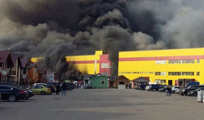 В Москве сгорел торговый центр «Синдика» (9 фото + 3 видео)