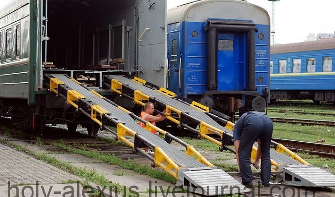 Автопарк патриарха Кирилла. Эксклюзивная фотосессия погрузки в поезд (10 фото)