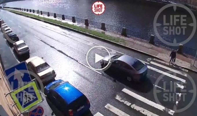 В Санкт-Петербурге водитель пробил ограждение и вылетел в Фонтанку