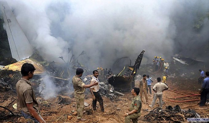 Крушение самолета в Индии (13 фото)