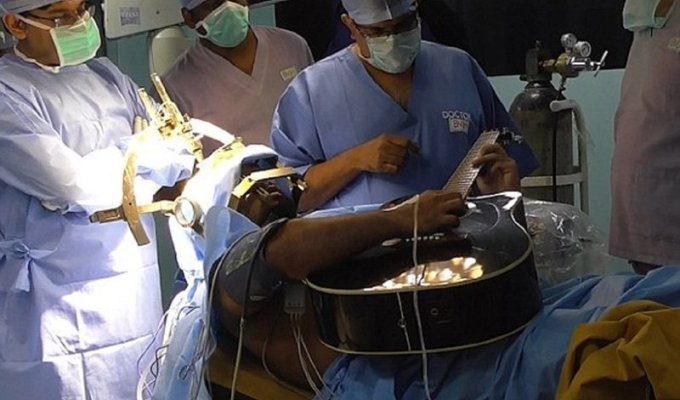 Пациент играет на гитаре во время операции на мозге (6 фото + 1 видео)