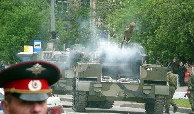 Взрыв бронетранспортера на параде в Москве (15 фотографий)
