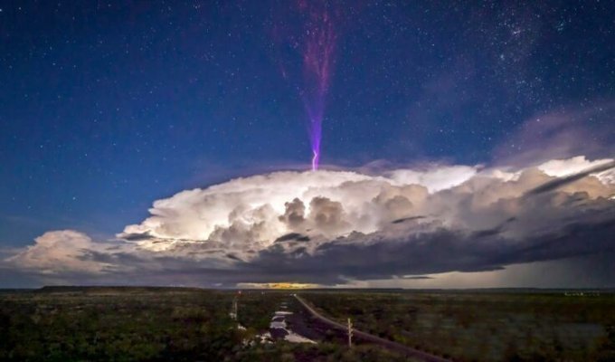 Российские учёные зафиксировали в атмосфере необъяснимые "световые" взрывы (2 фото)