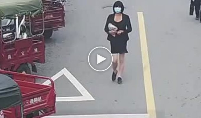 Лысый китаец в женской одежде угонял скутеры