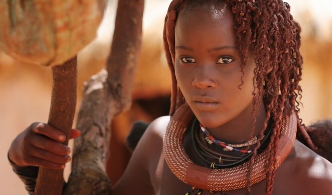 Племя Химба: как ухаживают за собой одни из самых красивых девушек на африканском континенте (19 фото)