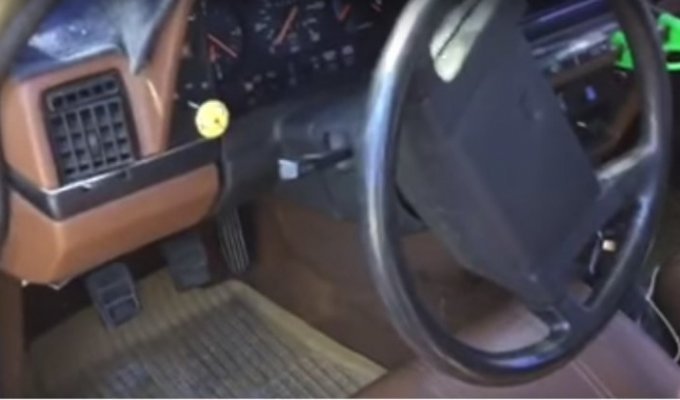 Владелец Volvo 240 заменил скучный сигнализатор открытой двери на 8-битную мелодию одной из популярнейших песен 80-х (1 фото + 2 видео)