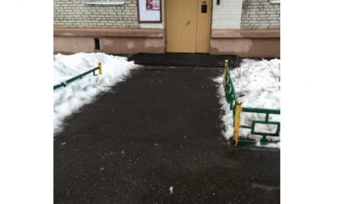 Как московские чиновники «установили» урну с помощью фотошопа (3 фото)