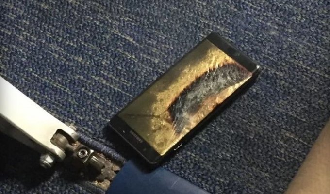 В США из-за возгорания смартфона Samsung отменили авиарейс и эвакуировали пассажиров (2 фото)