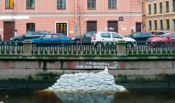 Питерский пролом на набережной превратился в арт-объект (2 фото)
