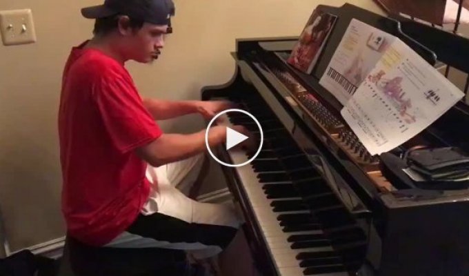 Доставщик пиццы потрясающе играет на пианино