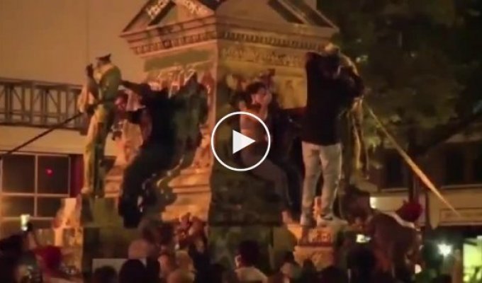 Статуя атаковала чернокожего протестующего
