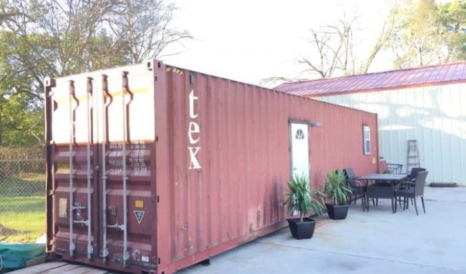 Компактный, но уютный дом в грузовом контейнере (10 фото)