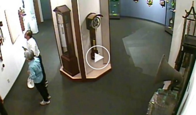 Посетитель Национального музея часов превратил уникальный экспонат в груду хлама