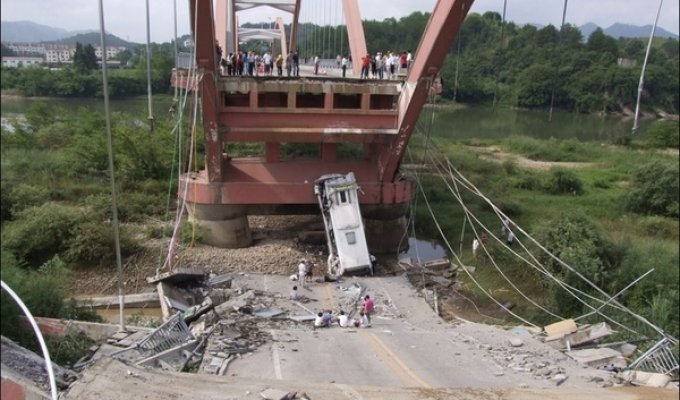 Обрушение моста (3 фото)