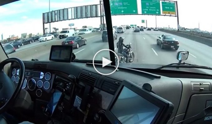 Водитель фуры помогает мотоциклисту съехать на обочину на оживленной дороге