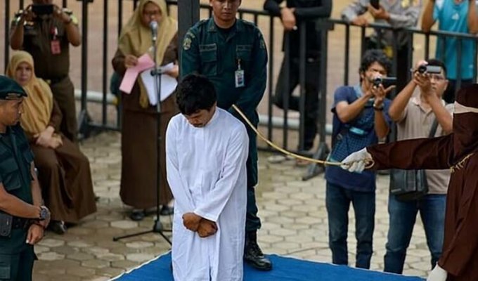 В Индонезии публично выпороли двух мужчин-мусульман, которых поймали на азартных играх (6 фото)