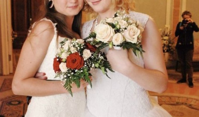 В питерском ЗАГСе две невесты законно сочетались браком (13 фото)