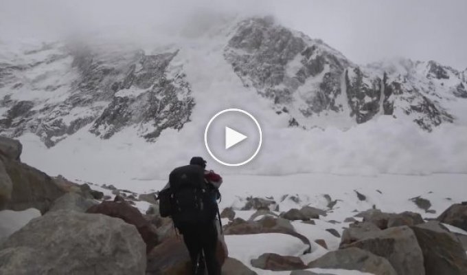 Группа альпинистов чудом пережила лавину