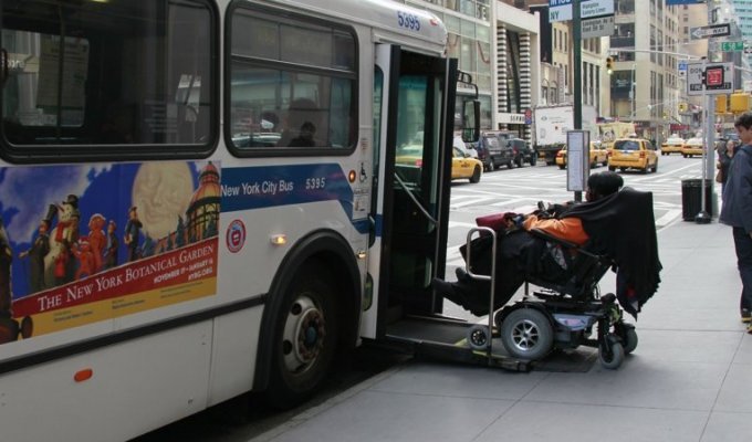 Невероятное отношение к пожилым людям и инвалидам в США (4 фото)