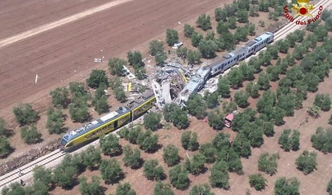 В Италии столкнулись два пассажирских поезда (8 фото + видео)