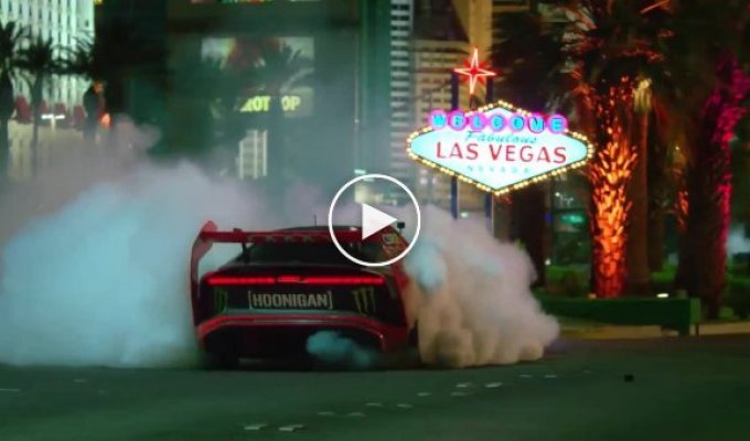 «Электрихана» Кена Блока полностью электрический Audi плавит шины по ночному Лас-Вегасу