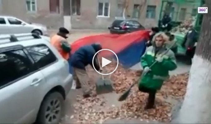 В Волгограде упавшую листву собирали в российский флаг